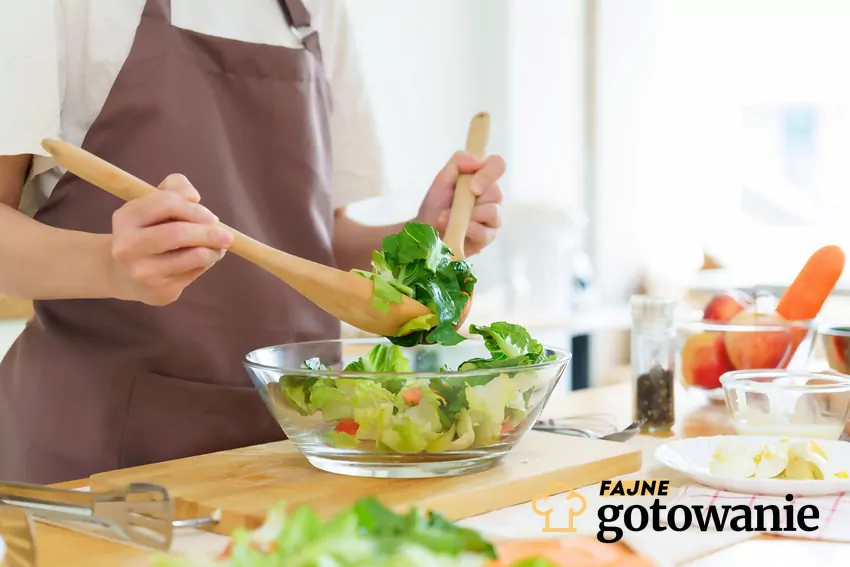 Kobieta miesza warzywa w misce