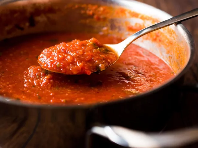 Sos pomidorowy ze śliwkami na zimę