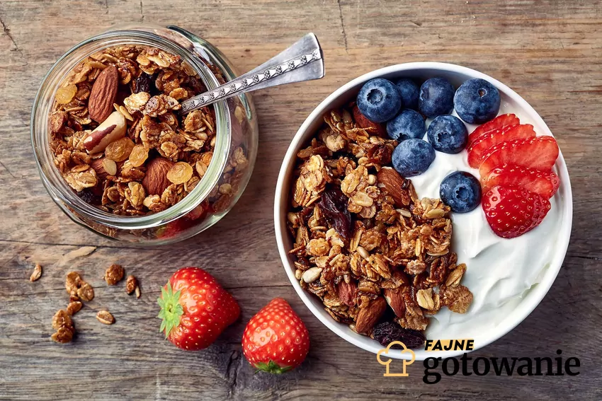Jogurt z muesli i owocami