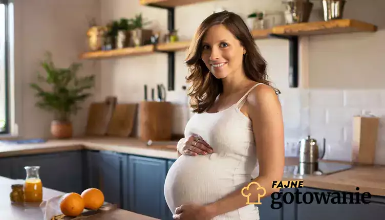 Kobieta w ciąży przygotowująca posiłki