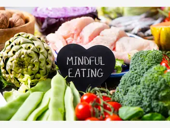 Ilustracja artykułu mindful eating - 5 zasad uważnego jedzenia + zadanie