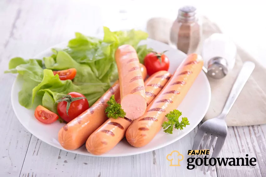 Grillowane parówki na talerzu