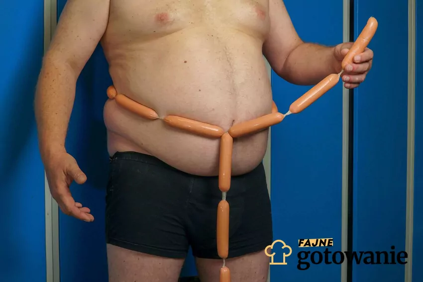 Parówki z długim, chemicznym składem zwiększają ryzyko zawału Mężczyzna owinięty parówkami w pasie