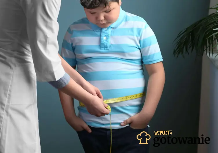 Lekarz mierzy w pasie centymetrem krawieckim otyłe dziecko, a także informacje na temat programu KOS-BMI Dzieci