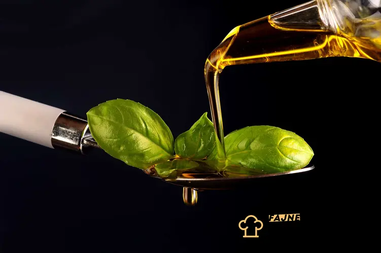 Zdjęcie przedstawia oliwę z oliwek podawaną na łyżce