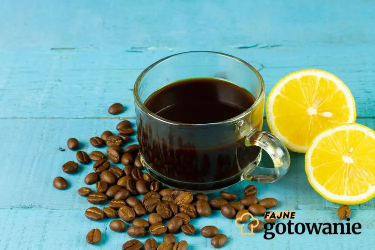 Obok zaparzonej w filiżance kawy znajdują kawałki cytryny