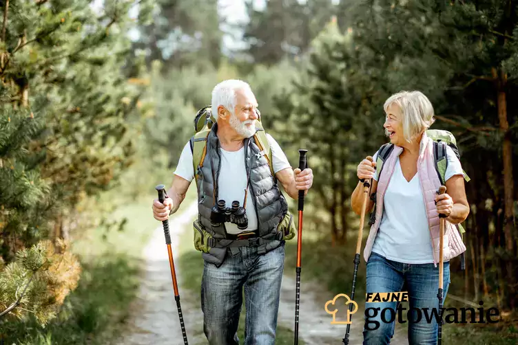 Seniorzy na spacerze z kijkami