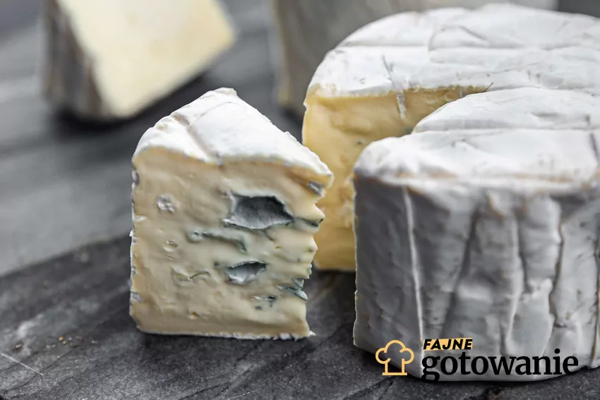 Sery pleśniowe mają charakterystyczny zapach i plamki pleśni, które nadają im wyjątkowy smak Spleśniały ser pleśniowy z bliska
