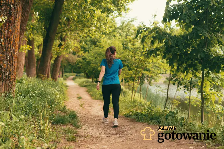 Kobieta idzie na spacer leśną ścieżką, a także jak radzić sobie z objawami przesilenia wiosennego