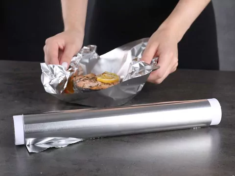 Pieczesz w folii aluminiowej? Przestań!