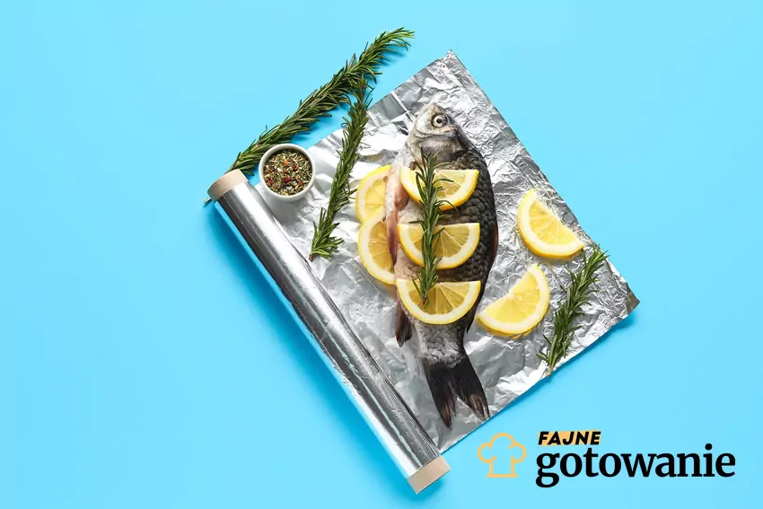 Ryba pieczona w folii aluminiowej z cytryną – połączenie, które zwiększa ryzyko przedostania się glinu do jedzenia Ryba z cytryną na folii