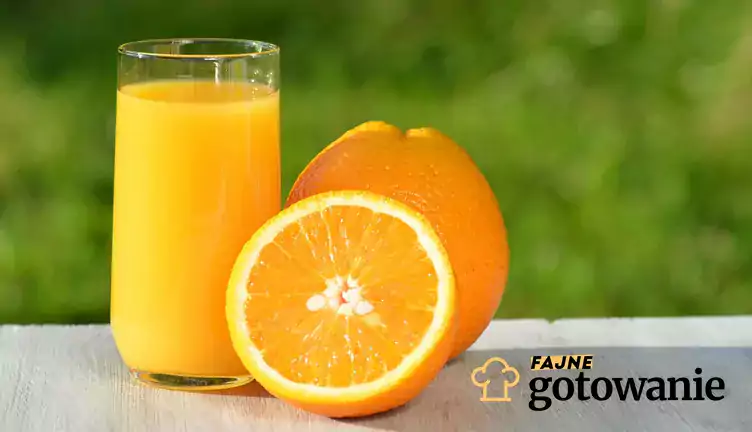 Sok pomarańczowy w szklance