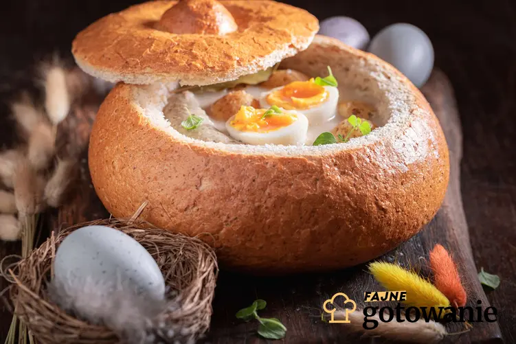 Żurek w chlebie z jajkiem i białą kiełbasą, wokół leżą jajka, a także przepisy na tradycyjne potrawy Wielkanocne
