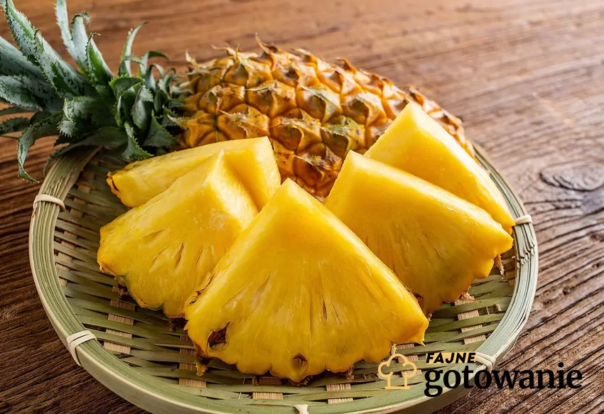 Świeży ananas ułożony na talerzu