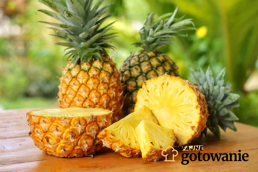 Ananas ułożony na stole