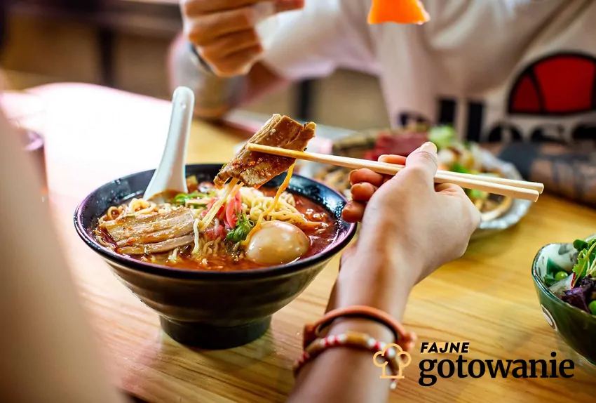 Szczególnie w daniach azjatyckich sos rybny jest szeroko używany Para jedząca ramen