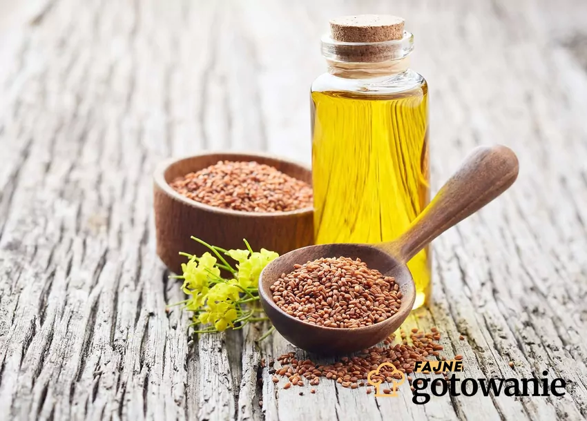 Olej rydzowy ma oryginalny smak – lekko korzenny, nieco orzechowy, z wyczuwalną nutą cebuli lub szczypiorku. Olej rydzowy w szklanej buteleczce, obok łyżka z nasionami i kwiaty