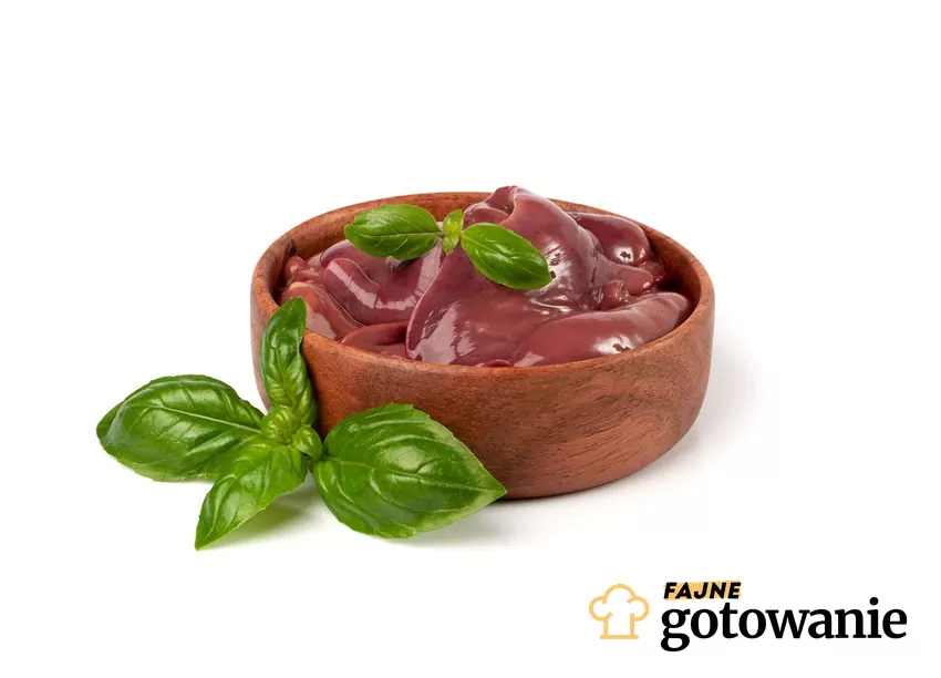 Gęsia wątróbka jest bardziej bogata w witaminy niż wątróbka kurza Surowa wątróbka w miseczce