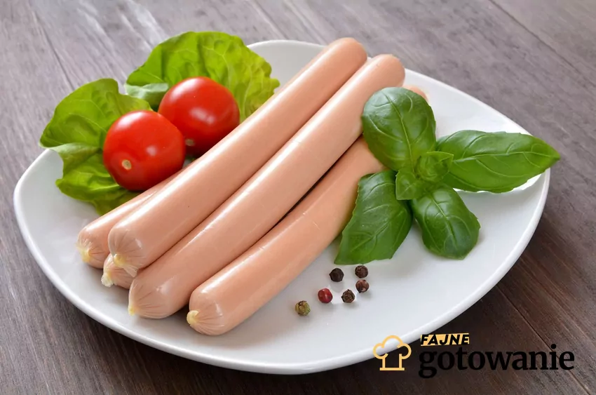 Parówki podane na talerzu