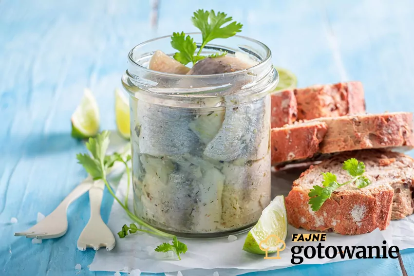 Śledzie w oleju w słoiku