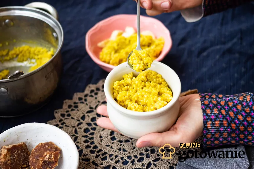 Kasza jaglana, soczewica czy brukiew to produkty o wyskokiej wartości odżywczej Kobieta nakłada kaszę jaglaną do miski