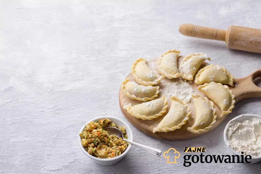 Soczewica świetnie nadaje się jako farsz do pierogów Pierogi z soczewicą, surowe, na desce do krojenia
