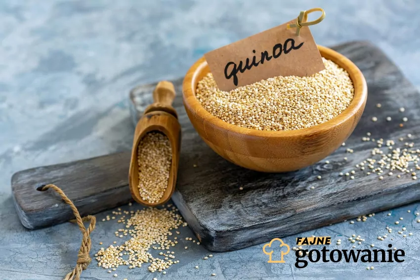 Z quinoi można przygotować bardzo zdrowy krupnik Quinoa na desce drewnianej w misce