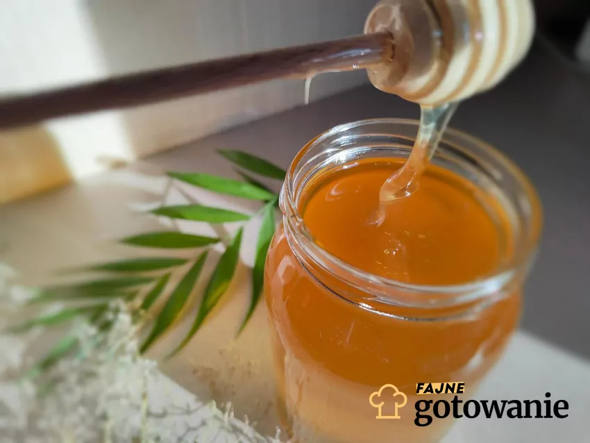 Naturalny miód m.in. wspiera serce, poprawia odporność i działa przeciwzapalnie Miód na łyżce