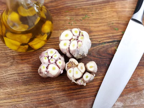 Usuwanie zapachu czosnku z rąk