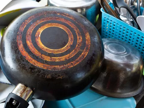 Gdzie wyrzucić starą patelnie?