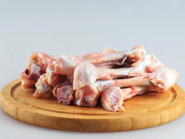 Gdzie wyrzucać kości z kurczaka