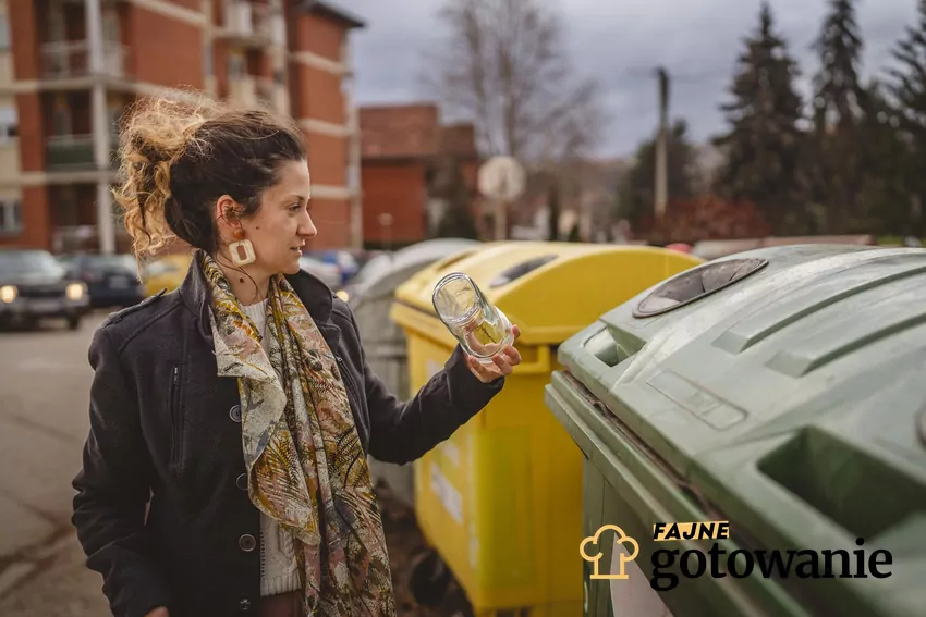 Umiejętność odpowiedniego obchodzenia się z odpadami to klucz do troski o wspólne środowisko Kobieta ze szkłem