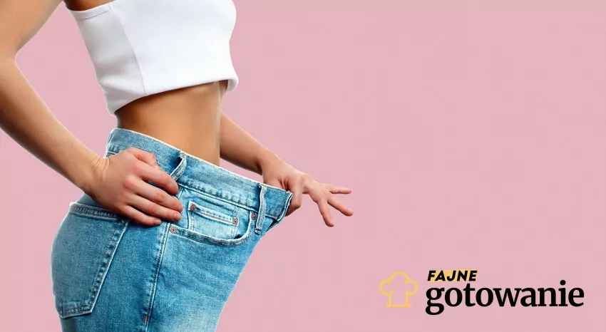 Kobieta ma za duże spodnie i trzyma je, żeby nie spadły