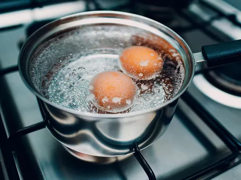 Sposoby na skuteczne obieranie gotowanych jajek
