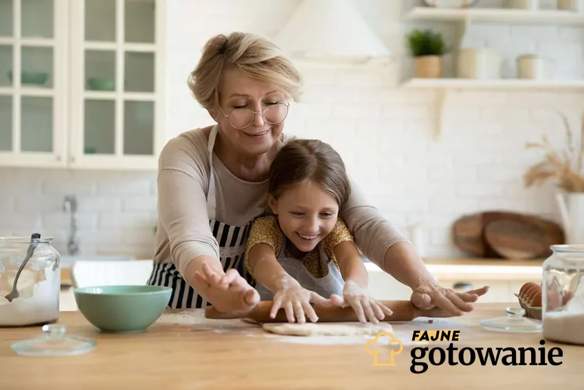 To nasze babcie najlepiej wiedziały jak gotować oszczędnie i pysznie Babcia z wnuczką wałkujące ciasto