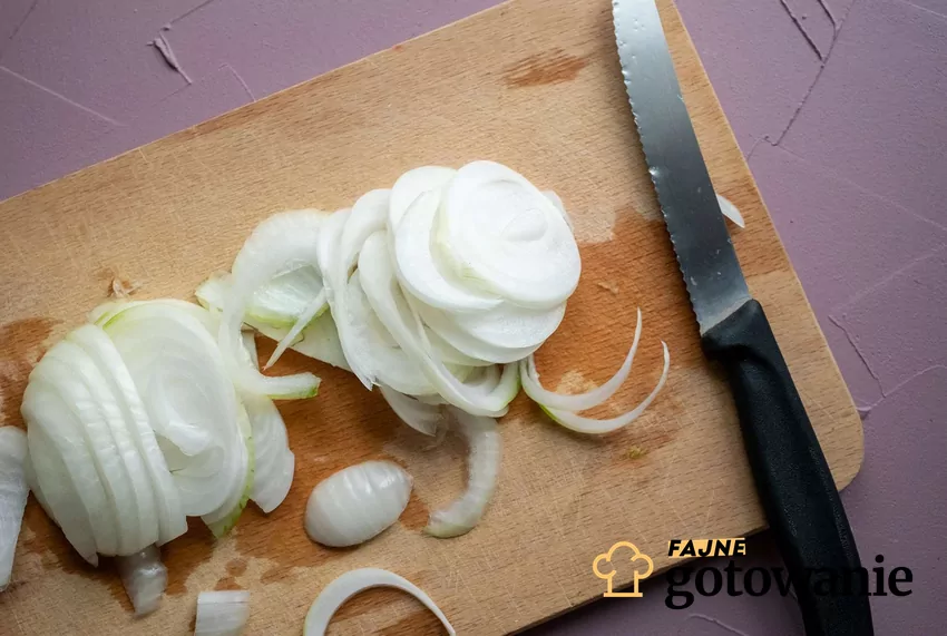 Czasami ostry nóż wystarczy, by cebula nie spowodowała łez Drewniana deska z pokrojoną cebulą i nożem