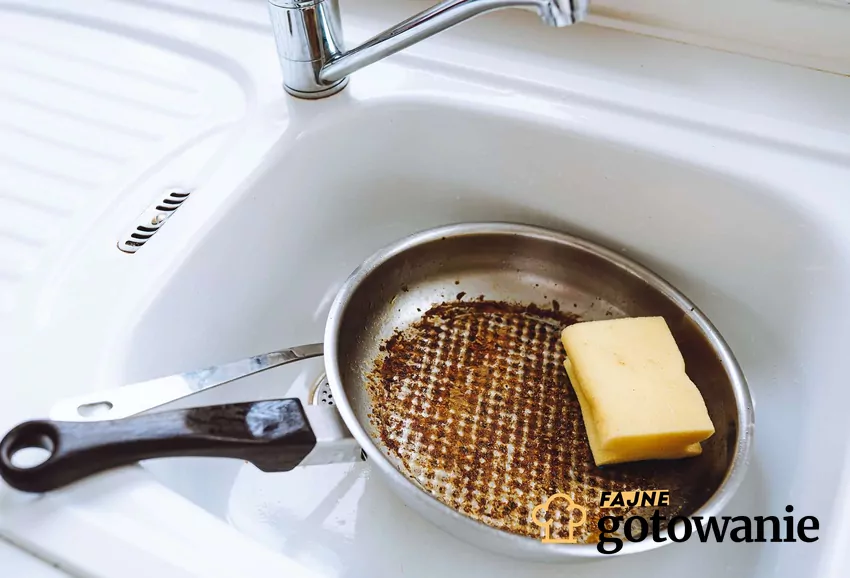 Spalona patelnia w zlewie