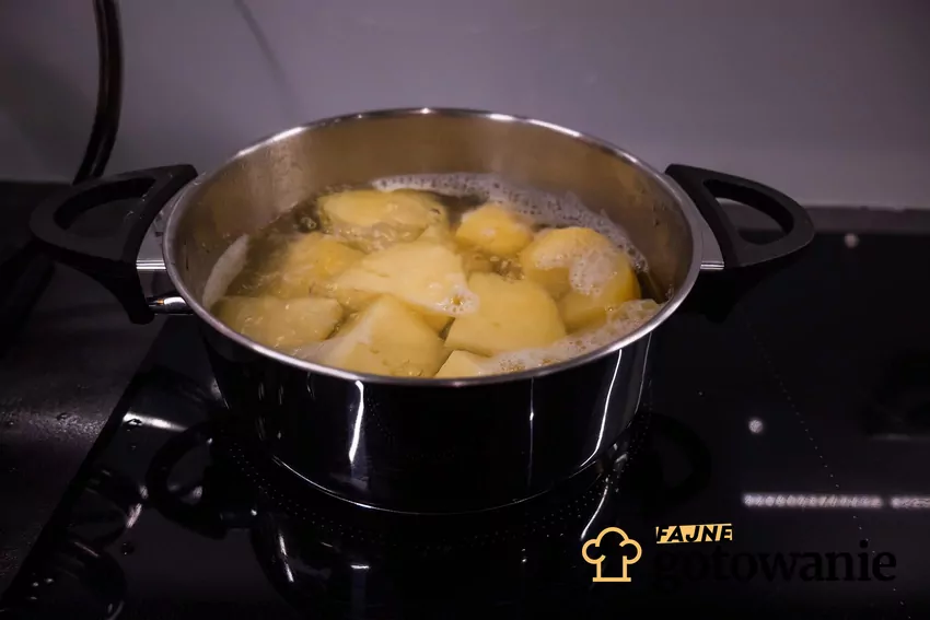 Gotowanie ziemniaków na obiad