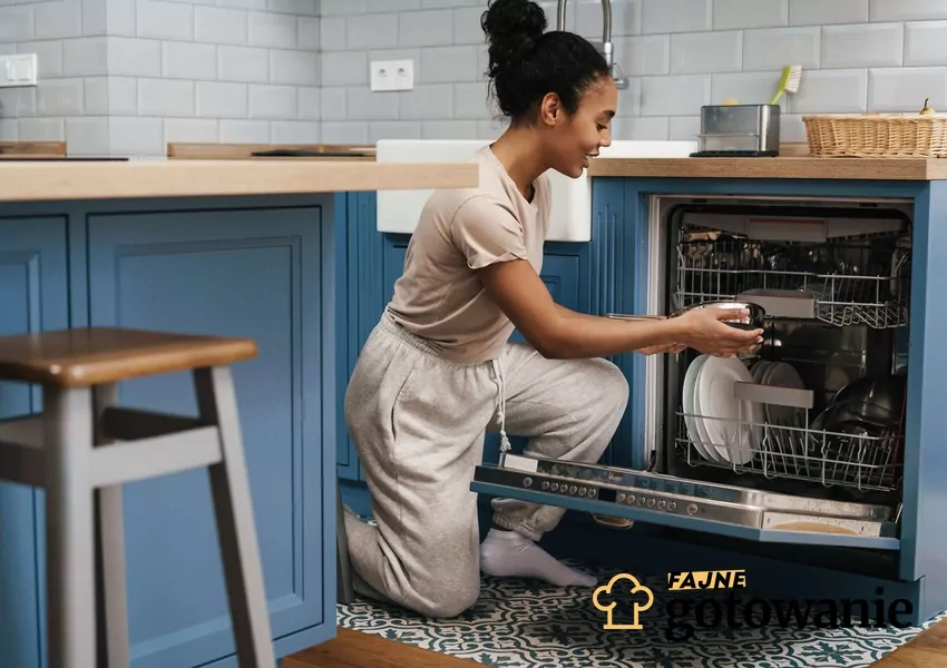 Zaskakujące rozwiązania mogą przynieść dużo zabawy i smaku! Kobieta otwierająca zmywarkę