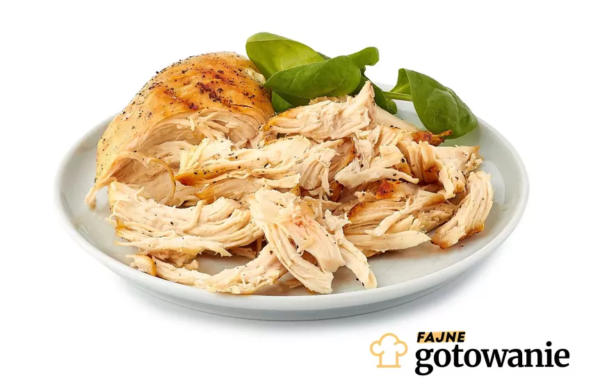 Mięso z kurczaka można wykorzystać na wiele sposobów Mięso z grillowanej piersi z kurczaka na białym talerzu