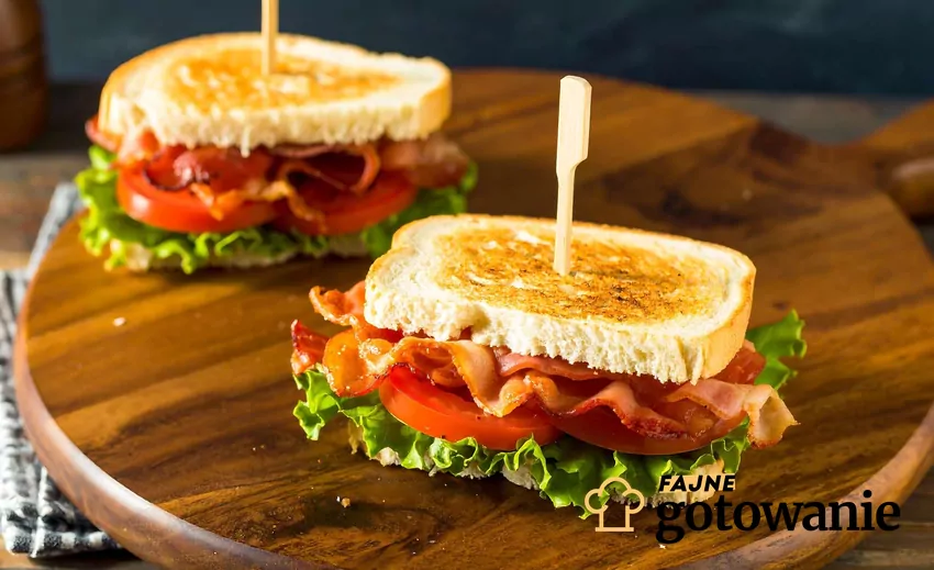 Dwie kanapki na drewnianej desce