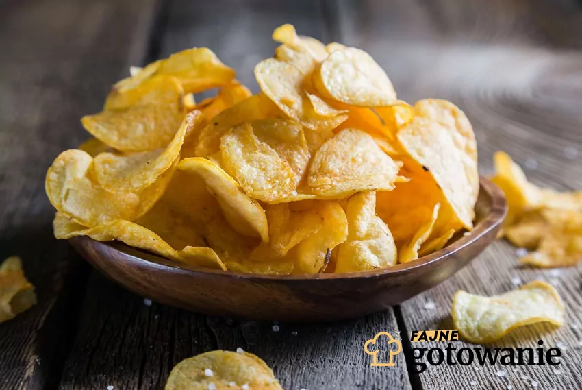 Chipsy to ulubiona przekąska wielu osób Chipsy w czarnej miseczce