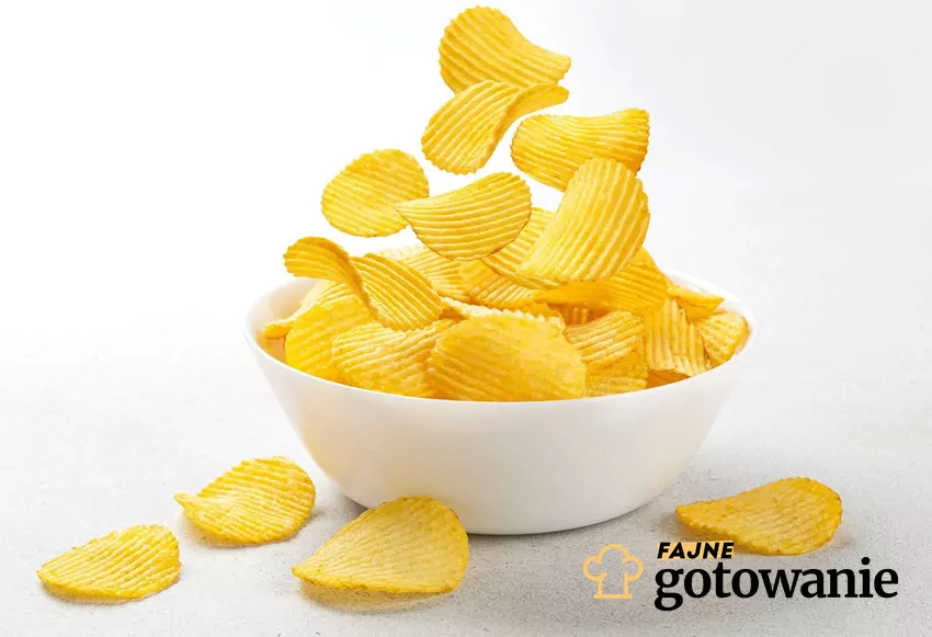 Chrupiące i lekkie towarzyszą nam przy wielu wydarzeniach Chipsy karbowane w białej miseczce