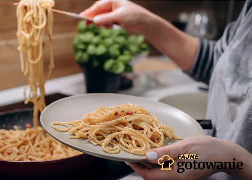 Makaron to częsty dodatek do zup i sosów Ugotowany makaron