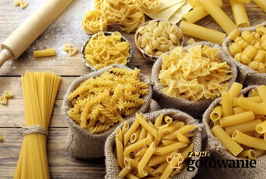 Różne rodzaje makaronów pasują do różnych dań Różne rodzaje makaronu ułożone w jutowych workach