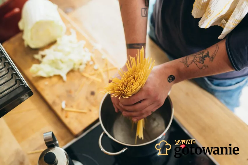 Choć makaron najczęściej kojarzy się z Włochami, jego historia sięga znacznie dalej Mężczyzna gotuje makaron