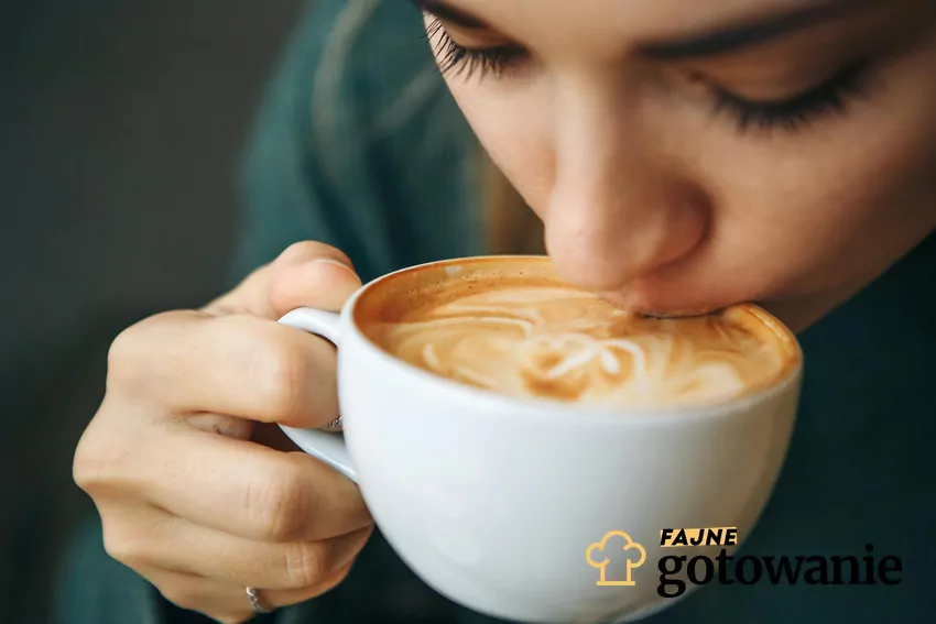 Kawa z dodatkiem gorzkiej czekolady to napój o licznych walorach zdrowotnych Kobieta pije kawę z filiżanki