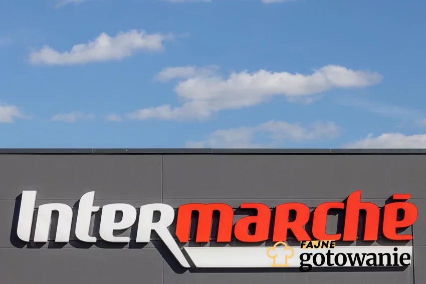 Przegląd gazetki Intermarche z dn. 30.10-5.11 Filiżanka zaparzonej czarnej kawy obok rogalik