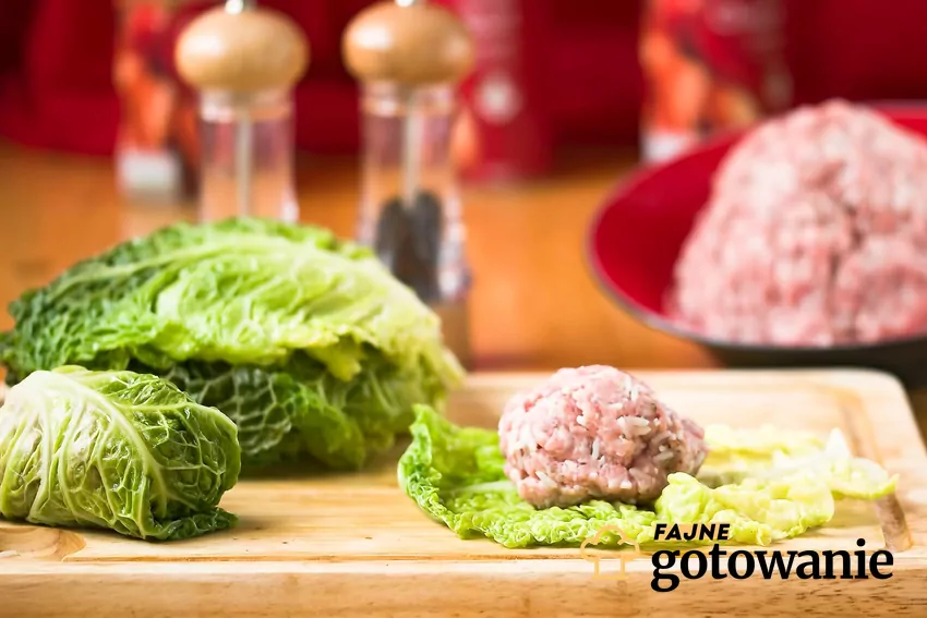 Odpowiednie przyprawy, dobrej jakości mięso, delikatna kapusta i żółtko w farszu - oto przepis na sukces! Zawijanie gołąbków