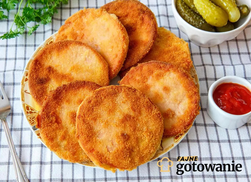 Kotlety z mortadeli ułożone na talerzu